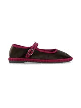 Ballerina estilo Mary Jane confeccionada en terciopelo marrón con ribetes y tira en el empeine en color fucsia. Cuenta con una hebilla metálica dorada ajustable y suela de caucho.