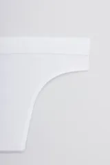 Bombacha tipo colaless de diseño seamless con textura acanalada (rib), de tiro bajo y confeccionada en microfibra suave.