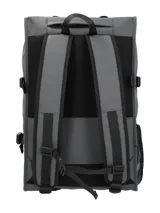Mochila RKF de diseño técnico en color gris, confeccionada en poliéster reciclado repelente al agua. Presenta un compartimento principal con cierre, sistema de cordones elásticos frontales, bolsillo lateral de malla, correas ajustables y detalles en negro.