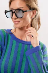 Sweater tejido de punto con franjas verticales azules y verdes, de corte holgado y mangas largas.