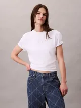 Remera Calvin Klein de algodón interlock color blanco, con cuello redondo, manga corta y emblema geométrico bordado en el pecho.