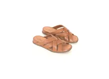 Sandalia tipo chinela de cuero color caramelo, con diseño de tiras cruzadas en el empeine y suela de poliuretano con plataforma baja.