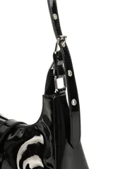 Bandolera de charol color rojo, con diseño estilo baguette. Presenta cierre superior, correas ajustables con hebillas metálicas y detalles decorativos de hebillas en la parte frontal.