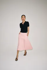 Falda midi tiro medio de la ZW Collection, color rosado, con diseño evasé, bolsillos laterales y cierre trasero con cremallera.