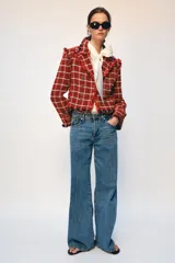 Blazer de Zara Woman Collection confeccionado en tejido de mezcla de algodón con textura. Presenta cuello solapa, manga larga, acabados desflecados y cierre frontal con ganchos metálicos. Incluye forro interior.