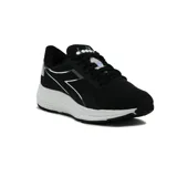 Championes deportivos Diadora modelo Active Passo 2, color negro con detalles plateados reflectantes. Presentan una capellada de malla transpirable, logo lateral en forma de rayo y una suela gruesa blanca con detalles texturizados.