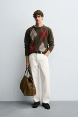 Jersey de punto con lana, corte relajado, cuello redondo y manga larga. Presenta un diseño de rombos en tonos marrón, beige y rojo con detalles bordados, y acabados en rib.