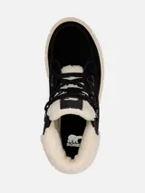 Bota de caña media Sorel, confeccionada en gamuza impermeable color negro. Presenta un diseño con cordones gruesos, herrajes metálicos y un ribete superior de borrego sintético en color crema. Cuenta con una suela de goma moldeada en color crema con excelente tracción.