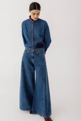 Jean wide leg de tiro alto en color mostaza, de corte super amplio y diseño de pernera ancha con terminación desmechada.