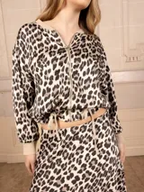 Campera bomber de seda con estampado animal print, puños y cuello de punto fino.