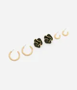 Kit de tres pares de caravanas de metal dorado, compuesto por dos pares de argollas de diferentes tamaños y un par de aros en forma de flor con esmalte negro.