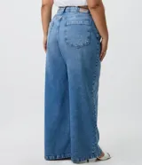 Pantalón wide leg de jean azul con lavado claro, tiro alto, diseño amplio y recto, con bolsillos funcionales y presillas en la cintura.