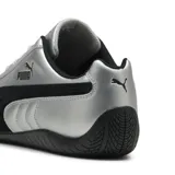 Championes Puma Speedcat Metallic plateados con detalles en negro, de estilo deportivo y diseño elegante.
