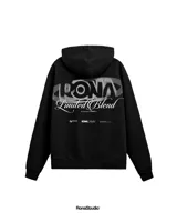 Hoodie negro de corte amplio con capucha y estampa gráfica en la espalda que incluye el logo de la marca y tipografía cursiva.