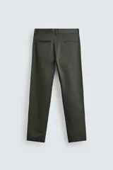 Pantalón chino de corte regular fit, confeccionado en tejido de algodón con elasticidad. Presenta bolsillos frontales, bolsillos traseros de vivo y cierre frontal con cremallera y botón.