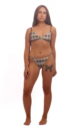 Conjunto de bikini con estampado abstracto en tonos tierra, celeste y marrón. El corpiño es triangular con breteles finos y el bottom es de corte clásico con tiras laterales finas y elásticas.