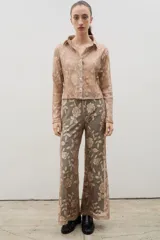 Pantalón de corte recto y holgado confeccionado en encaje con diseño floral, con pretina elastizada.