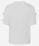 Camiseta blanca de algodón con cuello redondo y mangas cortas, decorada con pequeños lazos brillantes en los laterales de las mangas.