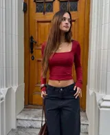 Remera de manga larga color rojo, con escote cuadrado y corte ajustado al cuerpo.