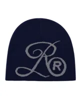 Gorro tipo beanie tejido en color azul marino con diseño de letras bordadas en gris en la parte frontal.