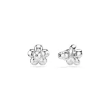 Pendientes de botón con diseño de flor, elaborados con baño de rodio, centro de perla de cristal y pétalos adornados con pavé de cristales.