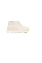 Botines Cherie de cuero vacuno color nácar con textura delicada y diseño slip-on sin cordones, con inserciones elásticas laterales y suela flexible y ligera.