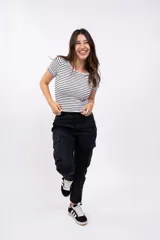 Pantalón cargo color beige con bolsillos laterales y tobillos ajustables con cordón.