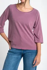 Remera de algodón lavada color gris, de corte al cuerpo, con escote redondo y mangas 3/4.