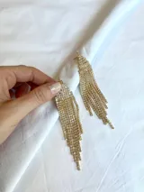 Par de aros colgantes dorados con strass, con cierre de tuerca.