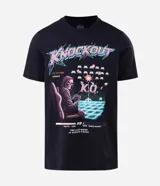 Remera de algodón color negro con cuello redondo y manga corta. Presenta un estampado frontal con temática de videojuegos retro que incluye una figura de la muerte, elementos gráficos y la palabra Knockout.