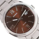 Reloj Casio plateado con esfera marrón, caja de acero inoxidable de 38mm y pulsera de acero inoxidable.