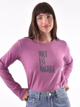 Remera de manga larga color gris oscuro, ajustada al cuerpo, con un estampado frontal de flores y texto en color blanco.