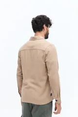 Sobrecamisa de líneas clásicas, color azul marino, con bolsillos frontales y botones. Confeccionada en algodón y lino, de calce regular.