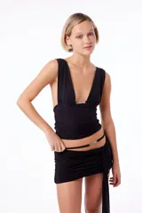 Top negro de microfibra con cuello halter, drapeado en los laterales y tiras largas para anudar.