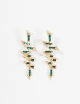 Aros colgantes largos dorados con incrustaciones de piedras rectangulares color esmeralda.