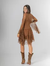 Vestido corto de encaje color marrón chocolate, con mangas largas estilo victoriano y volados en el ruedo. Incluye un vestido interior de algodón.