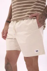 Bermuda de gabardina color beige con cordón ajustable en la cintura.