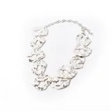 Collar plateado con eslabones de cadena y dijes circulares con textura irregular.