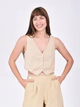 Chaleco color beige claro con escote en V y cierre frontal con botones. Corte crop y diseño clásico.