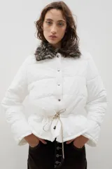 Campera puffer blanca con cuello de piel sintética, cierre frontal con botones a presión y cintura ajustable mediante cordón con tancas.