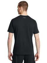Remera de manga corta Under Armour, color negro, con cuello redondo acanalado y estampado gráfico frontal con el logo de la marca en un recuadro degradado.