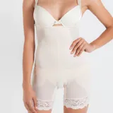 Body modelador color piel, con breteles desmontables, terminación de puntilla en pierna con efecto antideslizante y refuerzos laterales. Ideal para post-lipoaspiración o para modelar la figura.