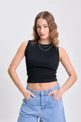 Musculosa negra de tejido rib con cuello redondo y sisas anchas.