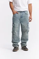 Jean cargo de corte relajado con efecto lavado, confeccionado en algodón. Presenta bolsillos laterales tipo cargo, tiro medio y costuras reforzadas en las rodillas.