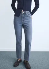 Jeans de tiro medio con diseño flare, pernera acampanada y bajo deshilachado. Cuentan con cinco bolsillos, trabillas para cinturón y cierre frontal con cremallera y botón.