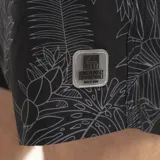 Short de baño negro con estampado de hojas tropicales en color gris. Cuenta con cintura elastizada y cordón ajustable.