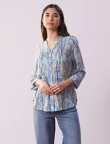 Blusa estampada de gasa marca Ruby Rd, con cuello a la base, escote en V, botones y mangas 3/4 regulables.