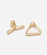 Set de dos pinzas para el pelo doradas, una con forma de espiral y otra con forma de triángulo.