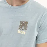 Remera celeste de manga corta con estampado pequeño de un pulpo y el logo de la marca Reef en el pecho.