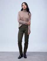 Pantalón negro de gabardina elastizada marca Zac & Rachel, con pretina ancha y faja interna modeladora. Tiene costura frontal pespunteada y bolsillos ojal simulados en la parte trasera.